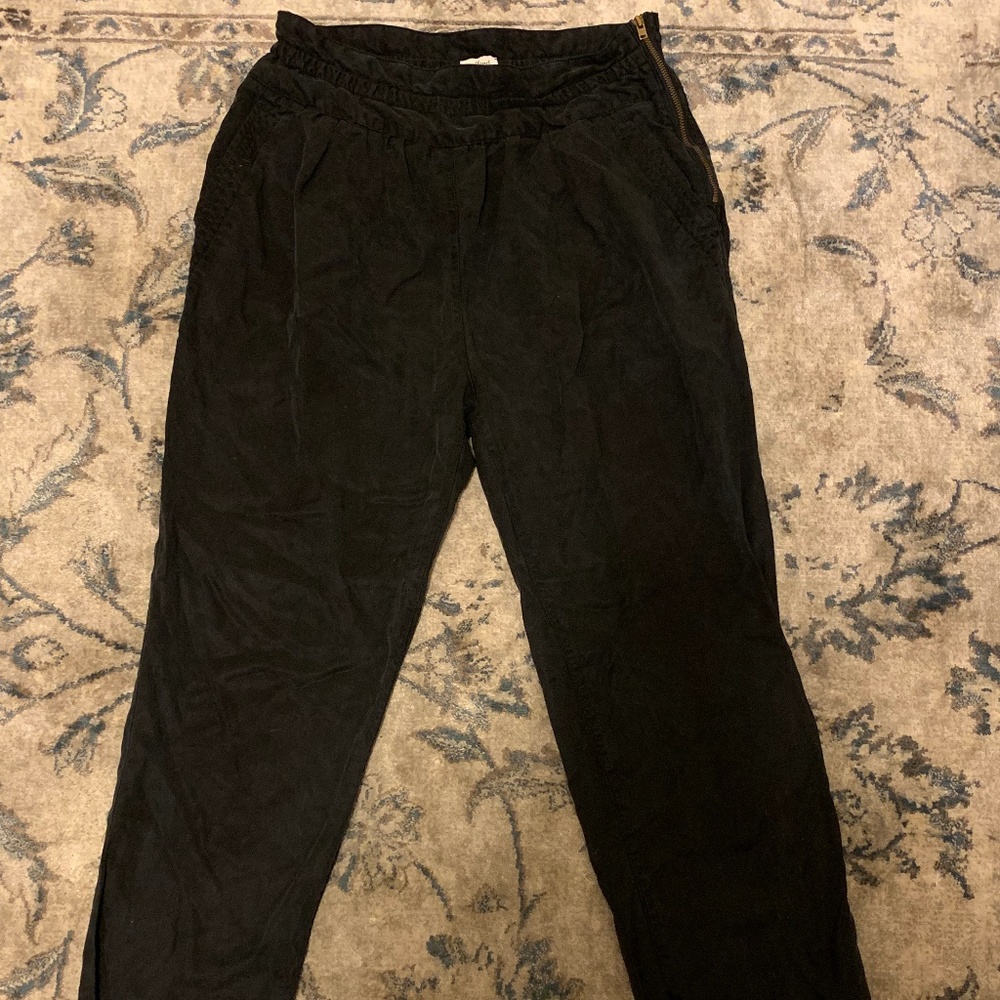 Aritzia High Waisted Black Pant with Side Zip